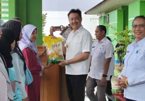 Pemda KKT Gelar Pangan Murah Jelang Hari Lebaran 8 Pemda KKT Gelar Pangan Murah Jelang Hari Lebaran