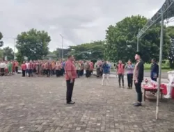 Di Bawah Hujan Deras, Semangat Upacara Hardiknas Tak Luntur di Lapangan Kantor Bupati Tanimbar