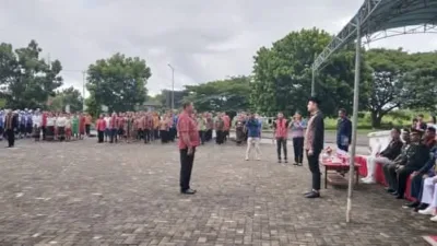 Di Bawah Hujan Deras, Semangat Upacara Hardiknas Tak Luntur di Lapangan Kantor Bupati Tanimbar