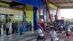 Dengan Tarian Adat, Tanimbar Sambut Komandan Lanal Baru di Bumi Duan Lolat
