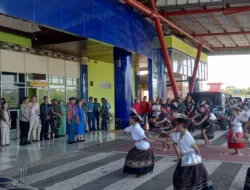 Dengan Tarian Adat, Tanimbar Sambut Komandan Lanal Baru di Bumi Duan Lolat