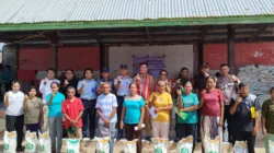 Bupati-Wabup Tanimbar Resmi Luncurkan Penyaluran Bantuan Pangan Beras Tahun 2025 di Desa Lauran