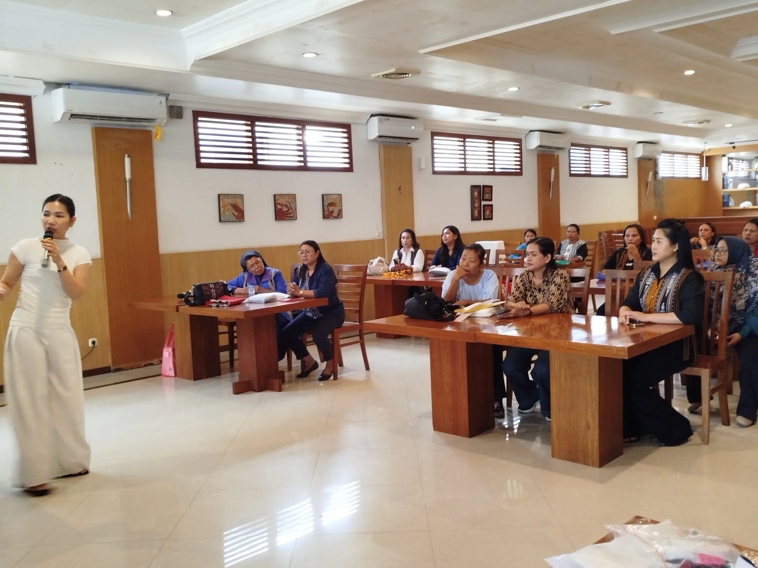 Dekranasda Tanimbar Gandeng Amelia Jang, Tenun Lokal Disulap Jadi Fashion Bernilai Jual 2 IMG 20260922 112501 scaled