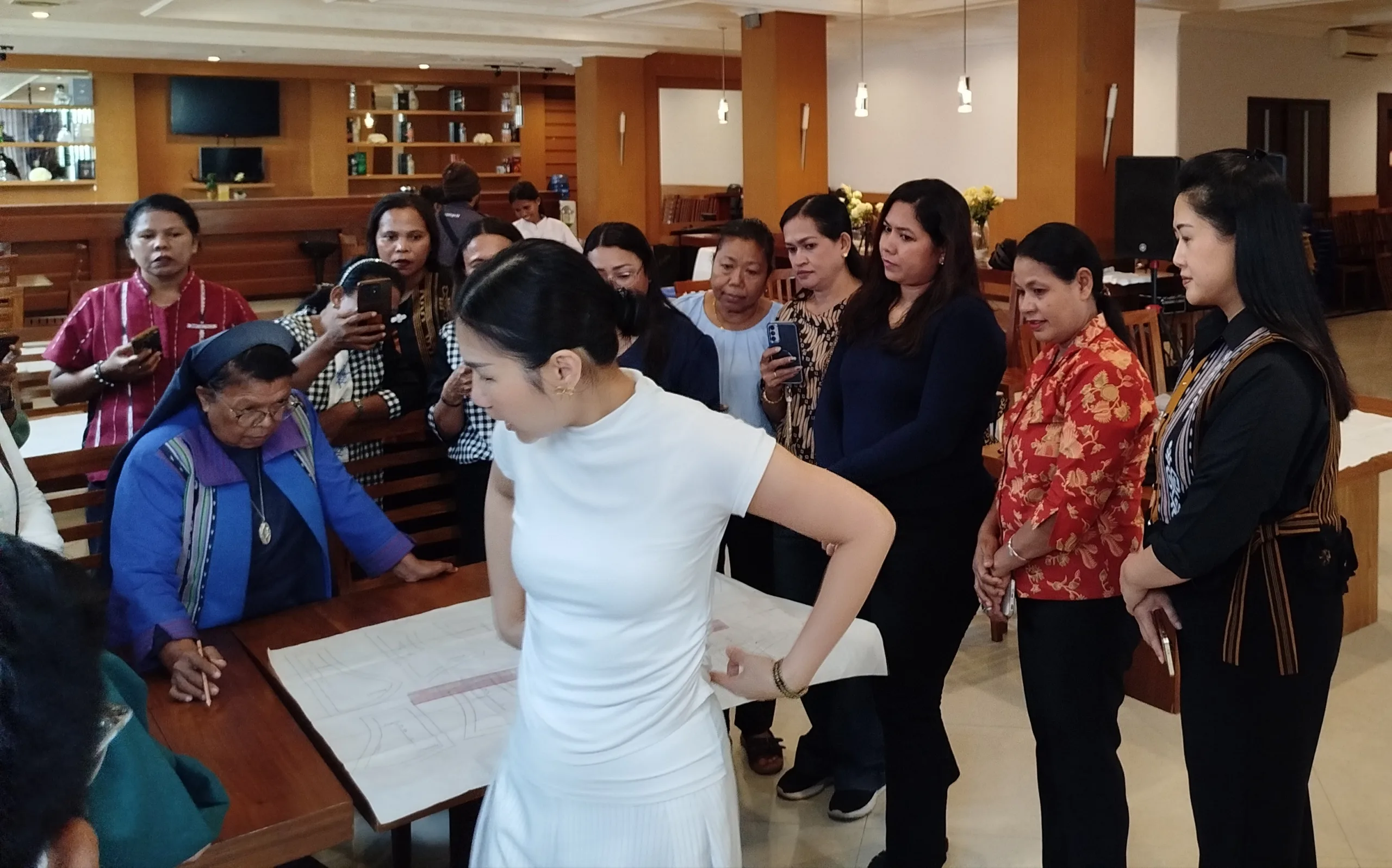 Dekranasda Tanimbar Gandeng Amelia Jang, Tenun Lokal Disulap Jadi Fashion Bernilai Jual 5 IMG 20260922 113238 scaled
