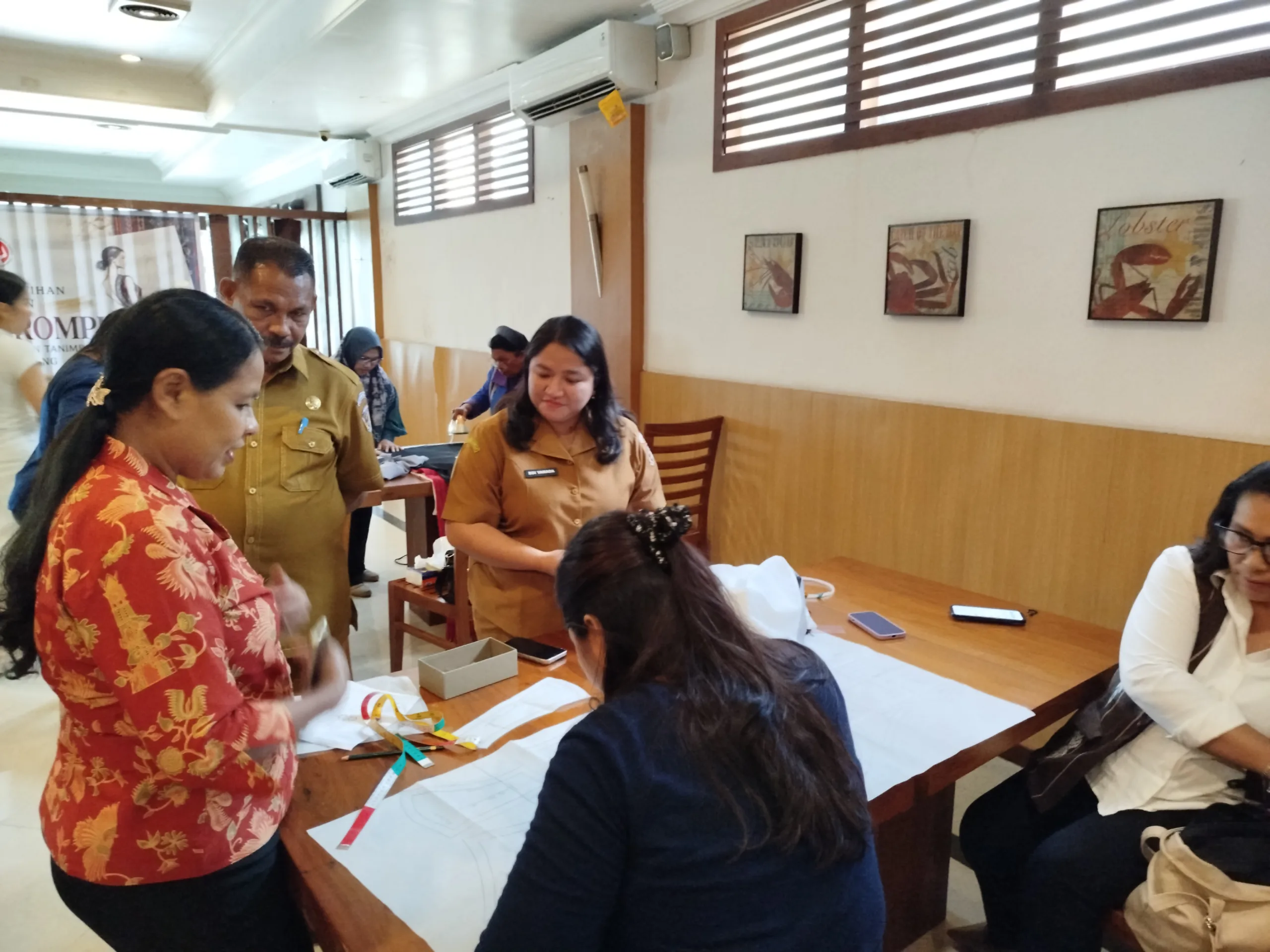 Dekranasda Tanimbar Gandeng Amelia Jang, Tenun Lokal Disulap Jadi Fashion Bernilai Jual 4 IMG 20260922 115034 scaled
