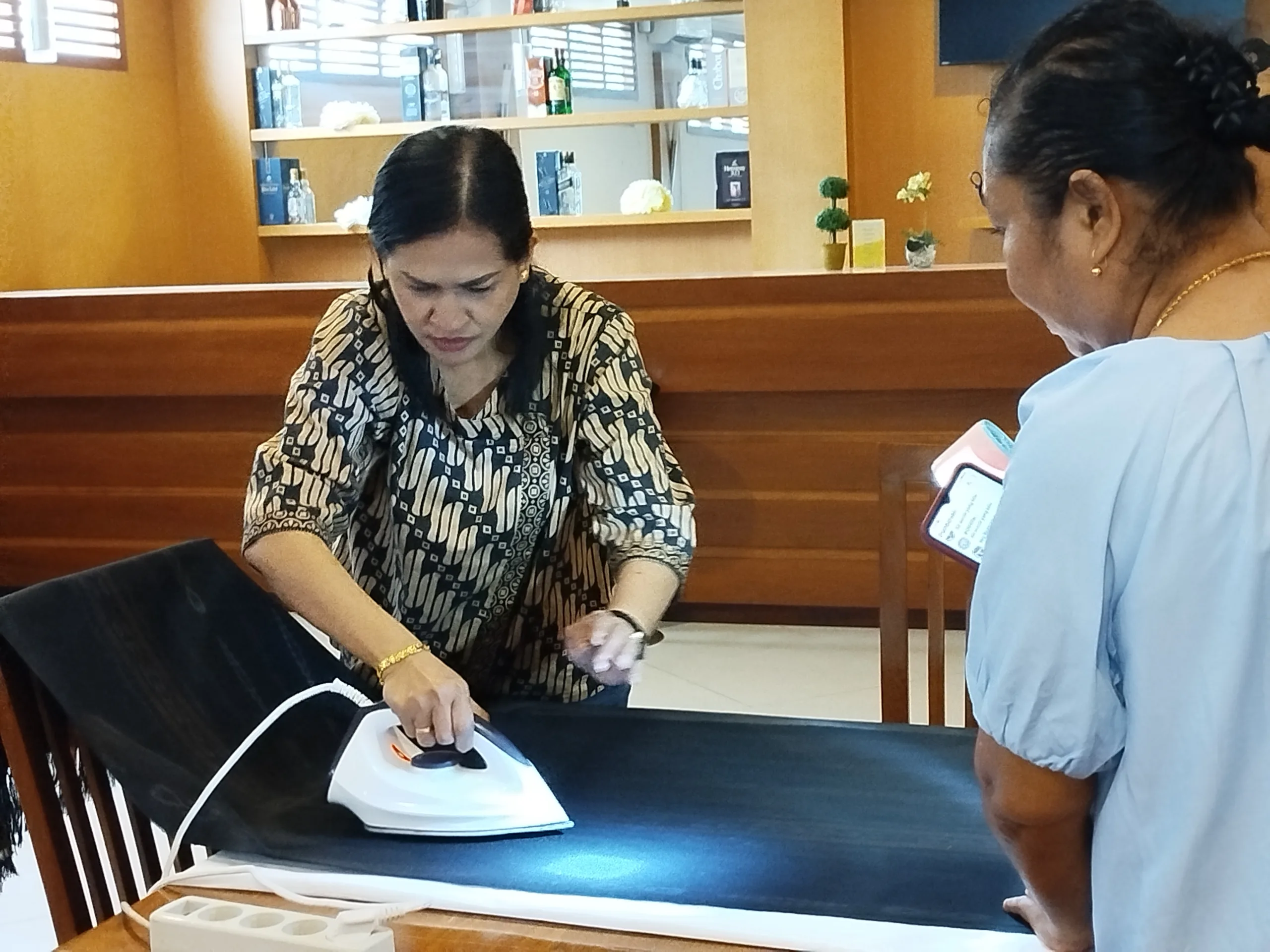 Dekranasda Tanimbar Gandeng Amelia Jang, Tenun Lokal Disulap Jadi Fashion Bernilai Jual 6 IMG 20260922 121413 scaled