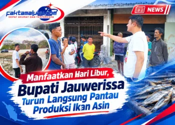 Manfaatkan Hari Libur, Bupati Jauwerissa Turun Langsung Pantau Produksi Ikan Asin